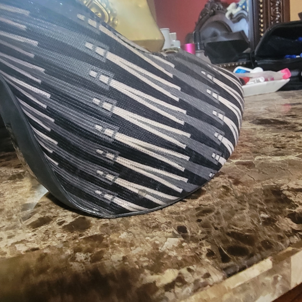 Heels - Picture 4 of 4